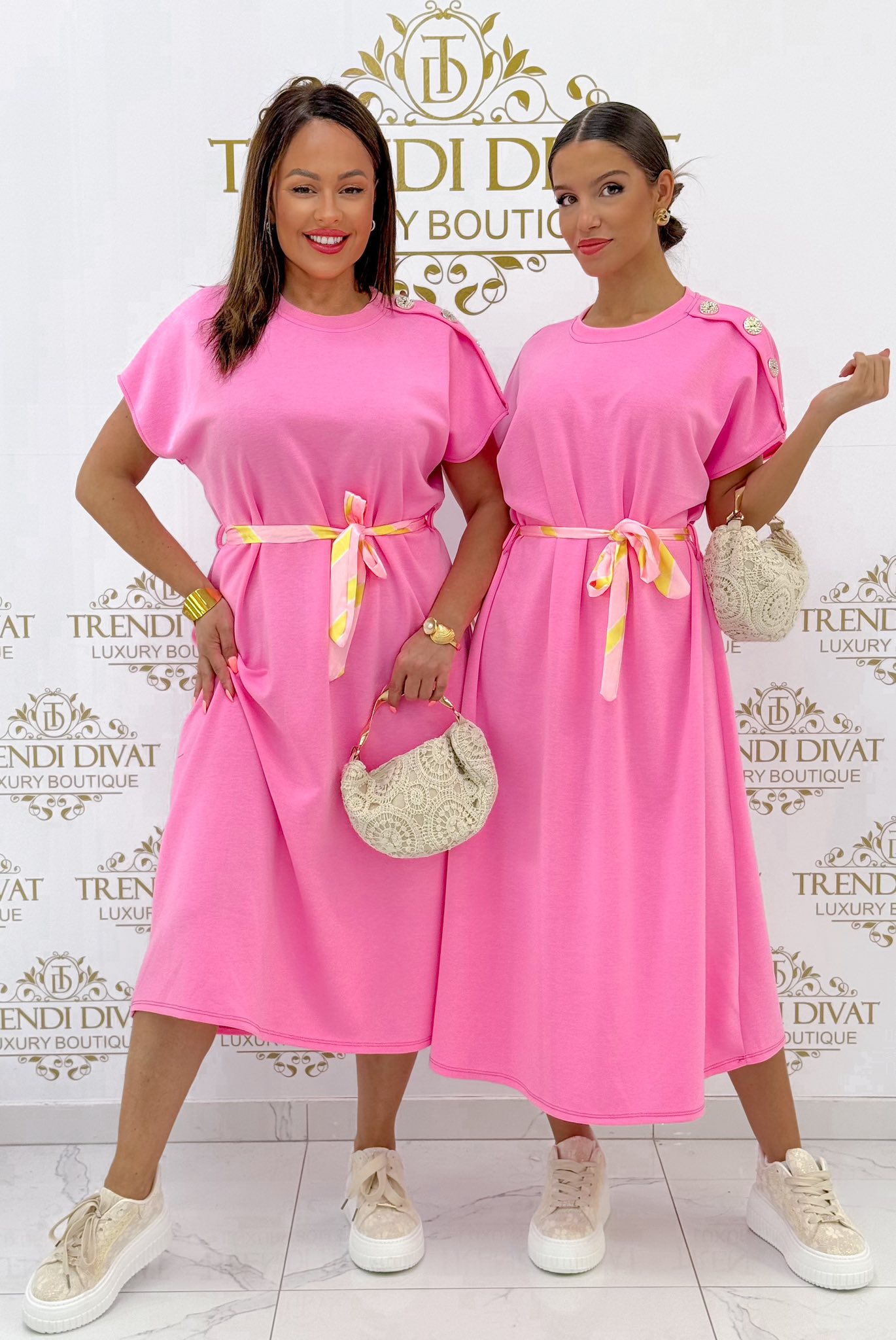 Vállán arany színű gombokkal díszített midi ruha, megkötős övvel - Image 34