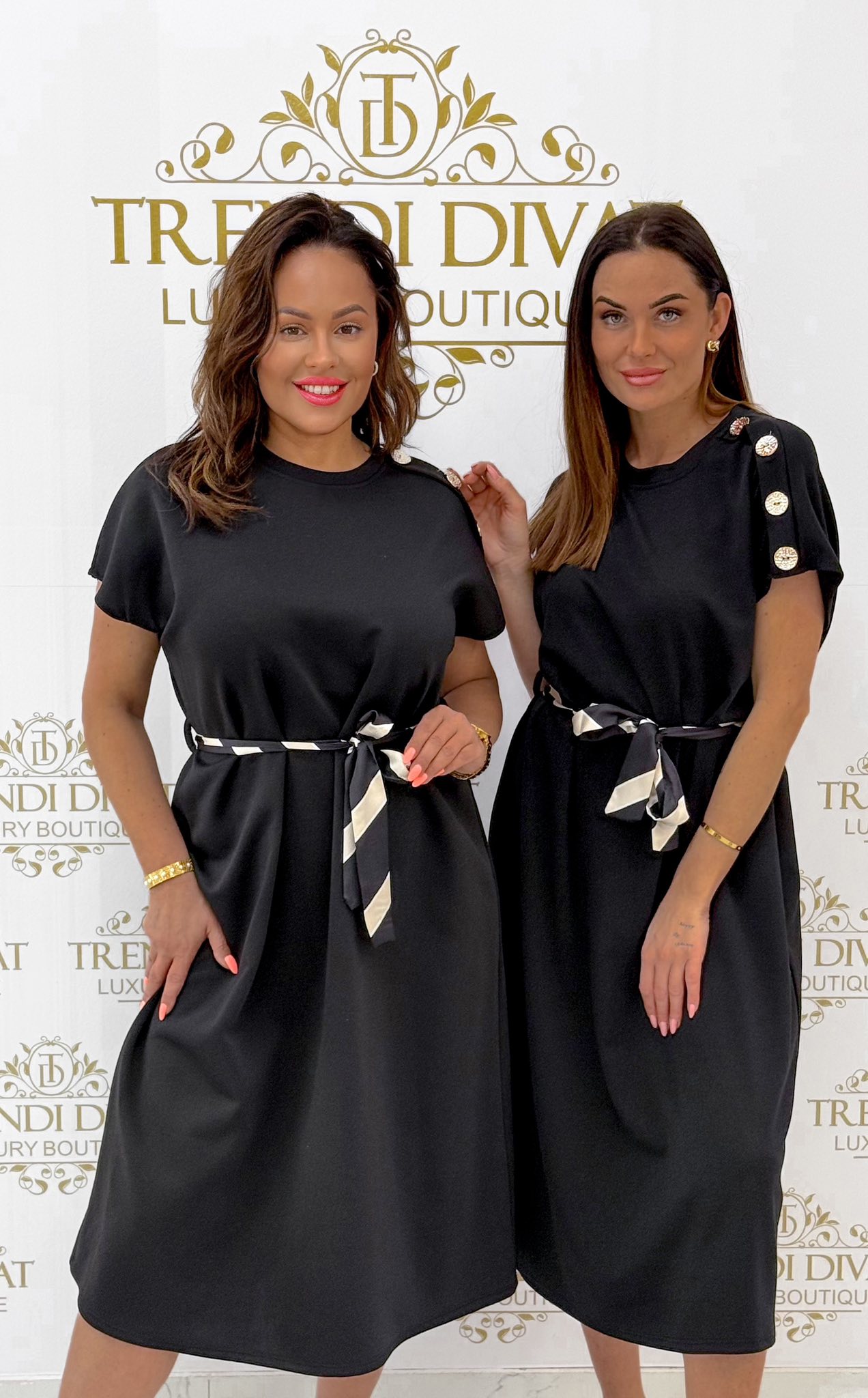 Vállán arany színű gombokkal díszített midi ruha, megkötős övvel - Image 25