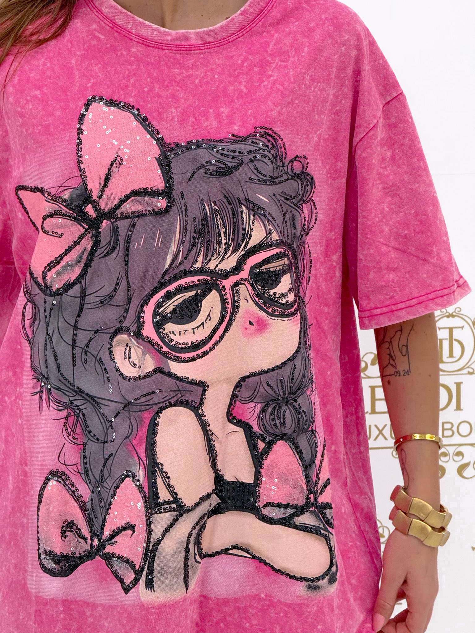 Batikolt, "szemüveges lány"mintázatú, laza fazonú póló - Image 7