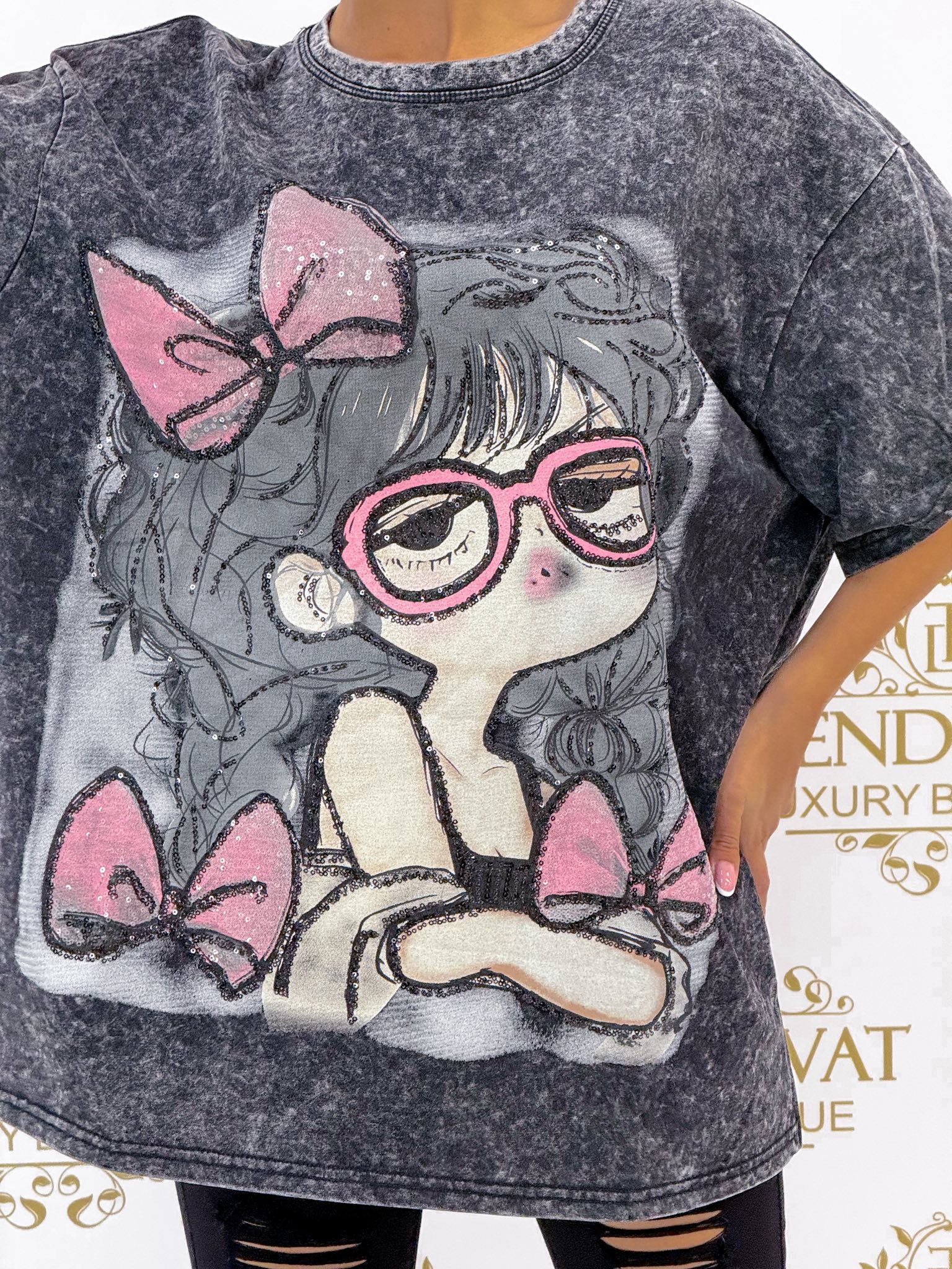 Batikolt, "szemüveges lány"mintázatú, laza fazonú póló - Image 5