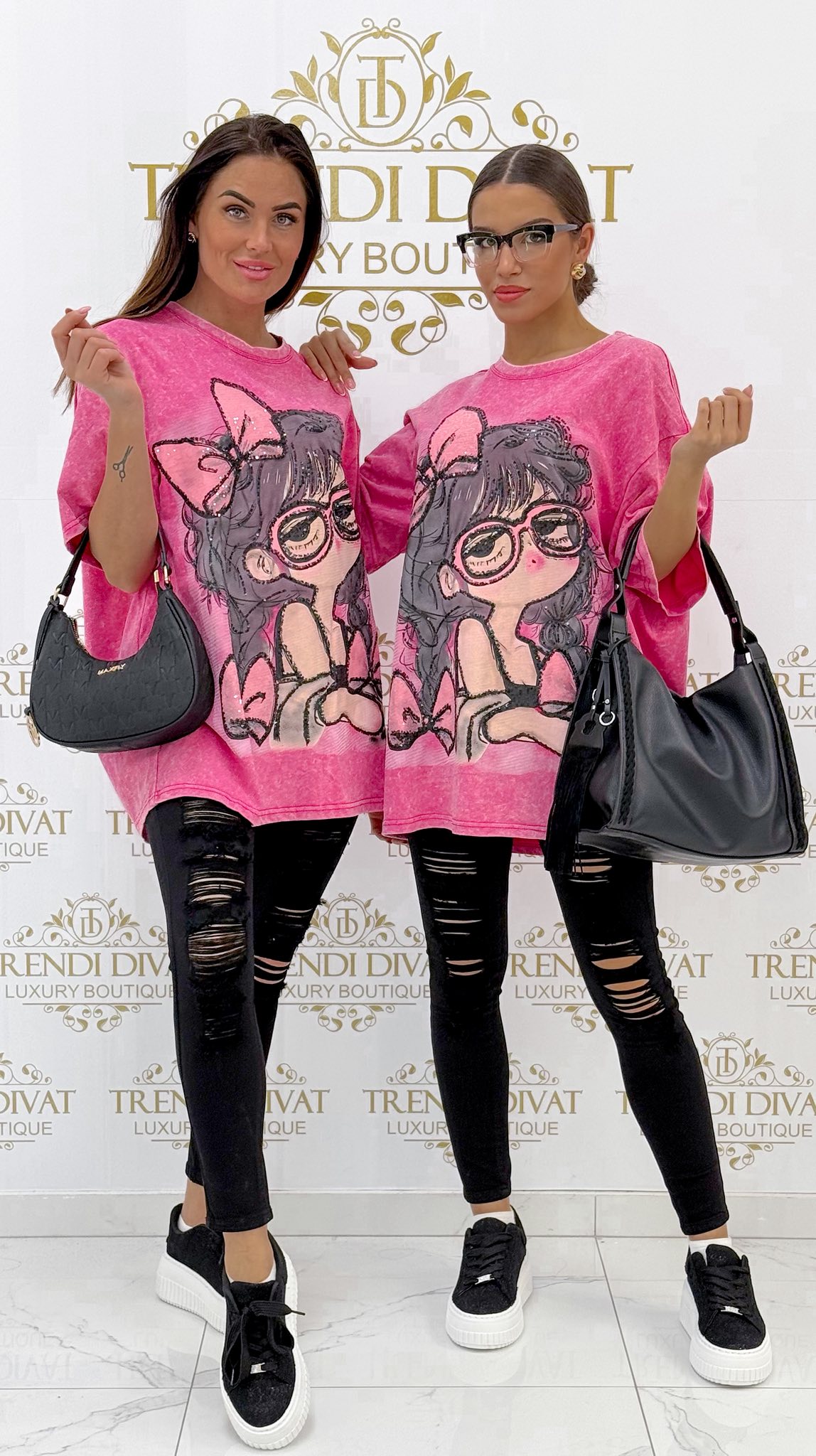 Batikolt, "szemüveges lány"mintázatú, laza fazonú póló