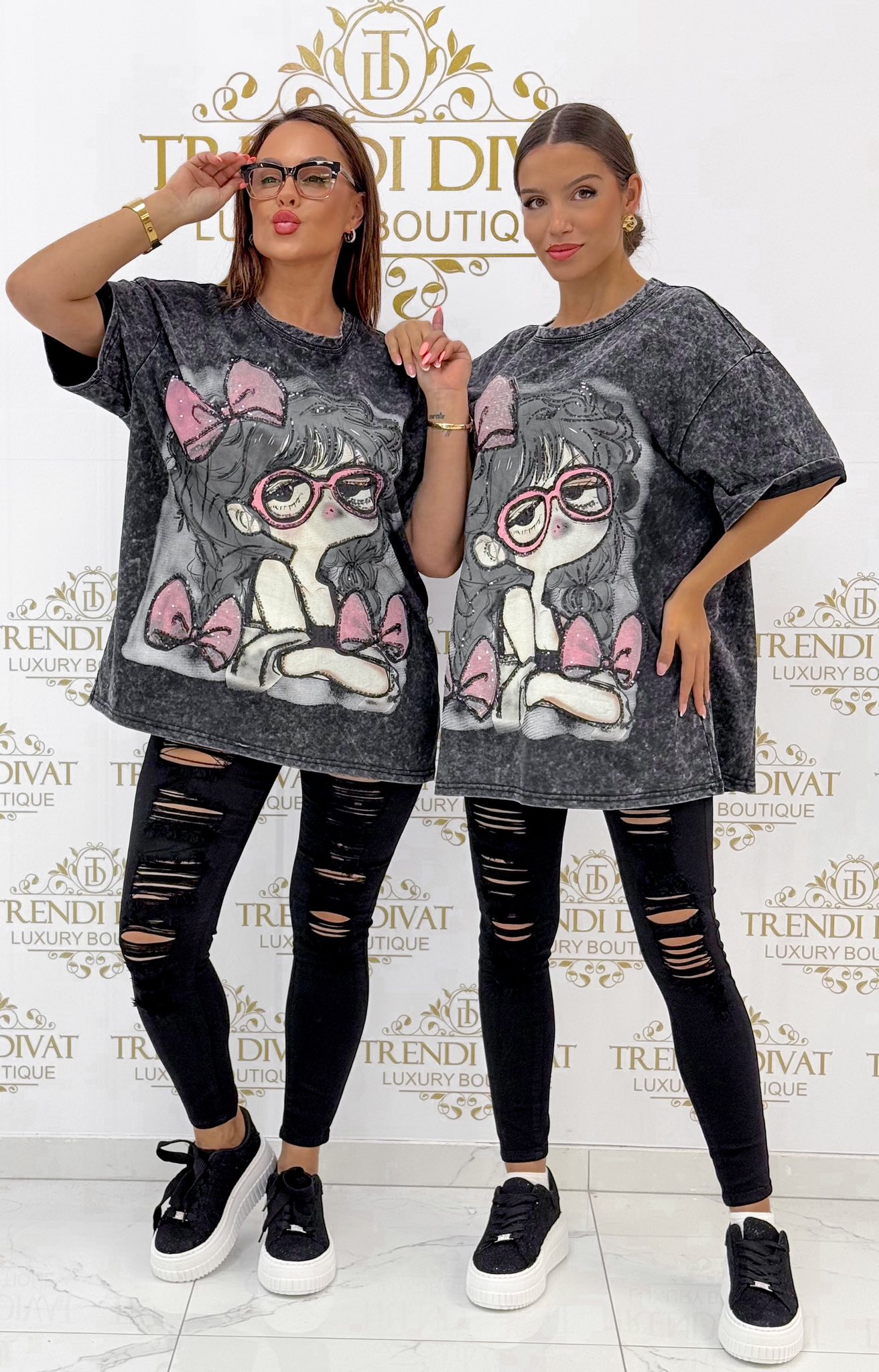 Batikolt, "szemüveges lány"mintázatú, laza fazonú póló - Image 2