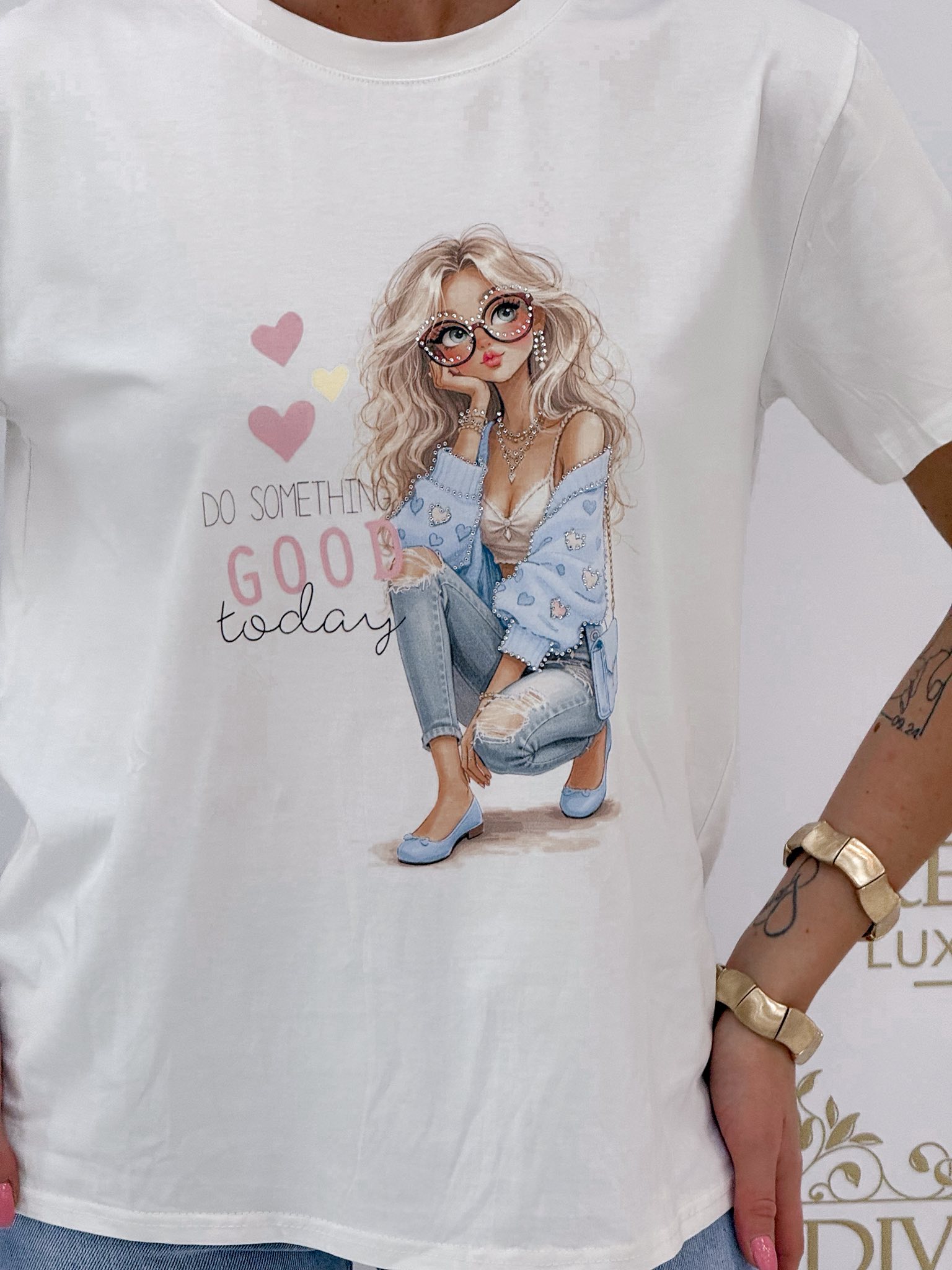 "Do something GOOD today" feliratos, kövekkel díszített női mintázatú póló - Image 3