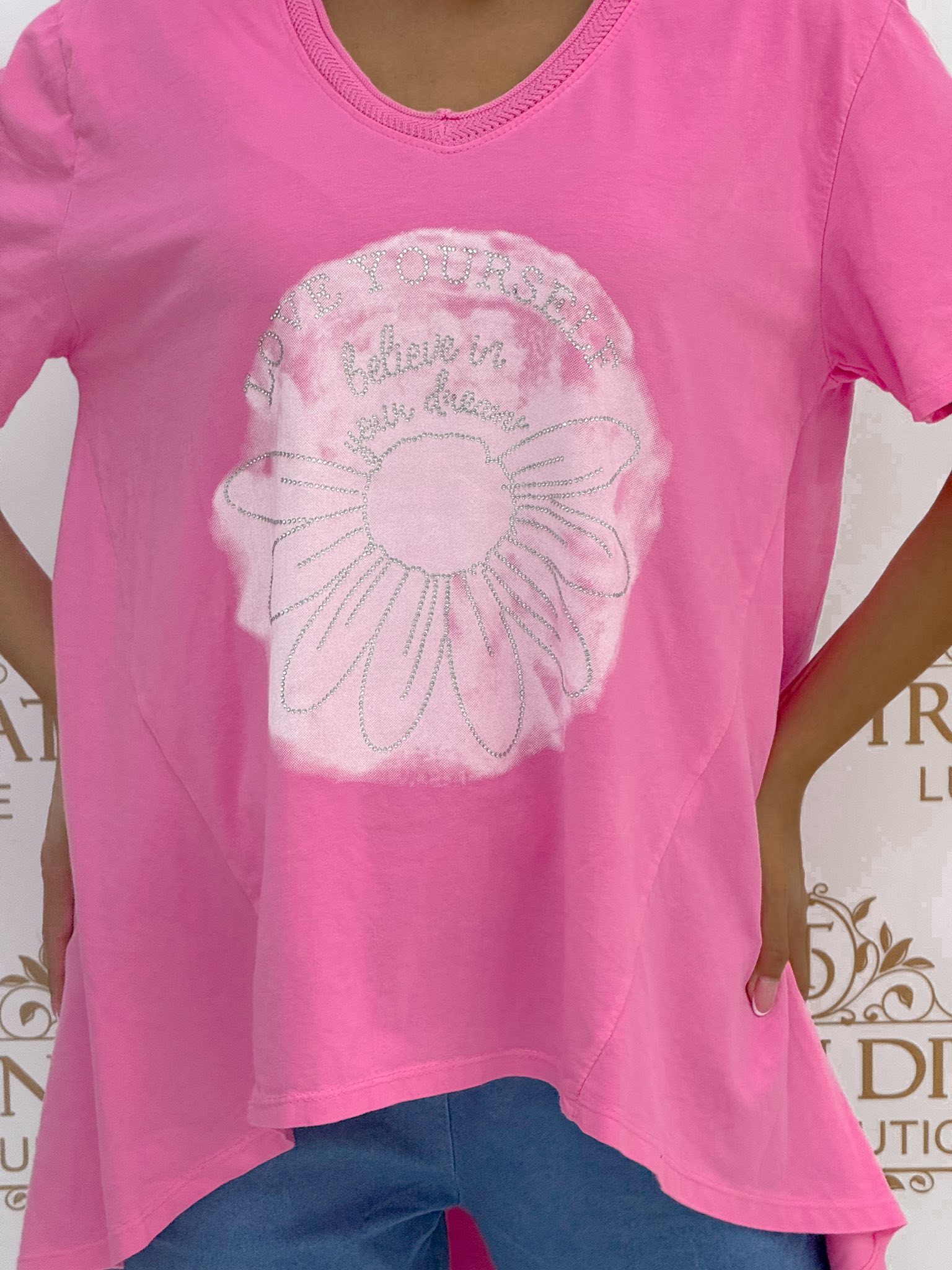 Margaréta mintás, kövekkel díszített, elöl rövid, hátul hosszú fazonú, feliratos póló - Image 44