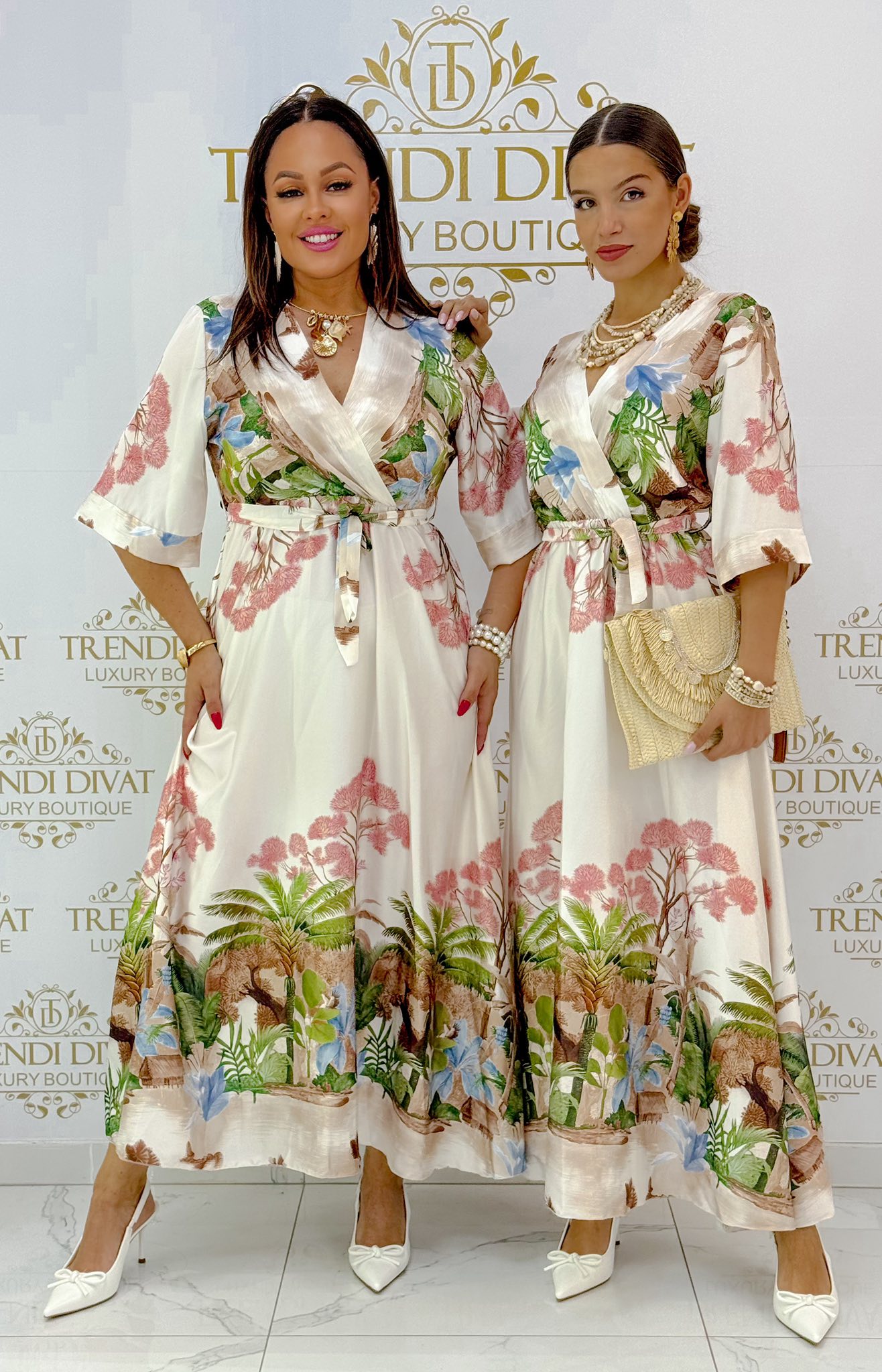 Trópusi tájképes, selyemfényű maxi ruha megkötővel