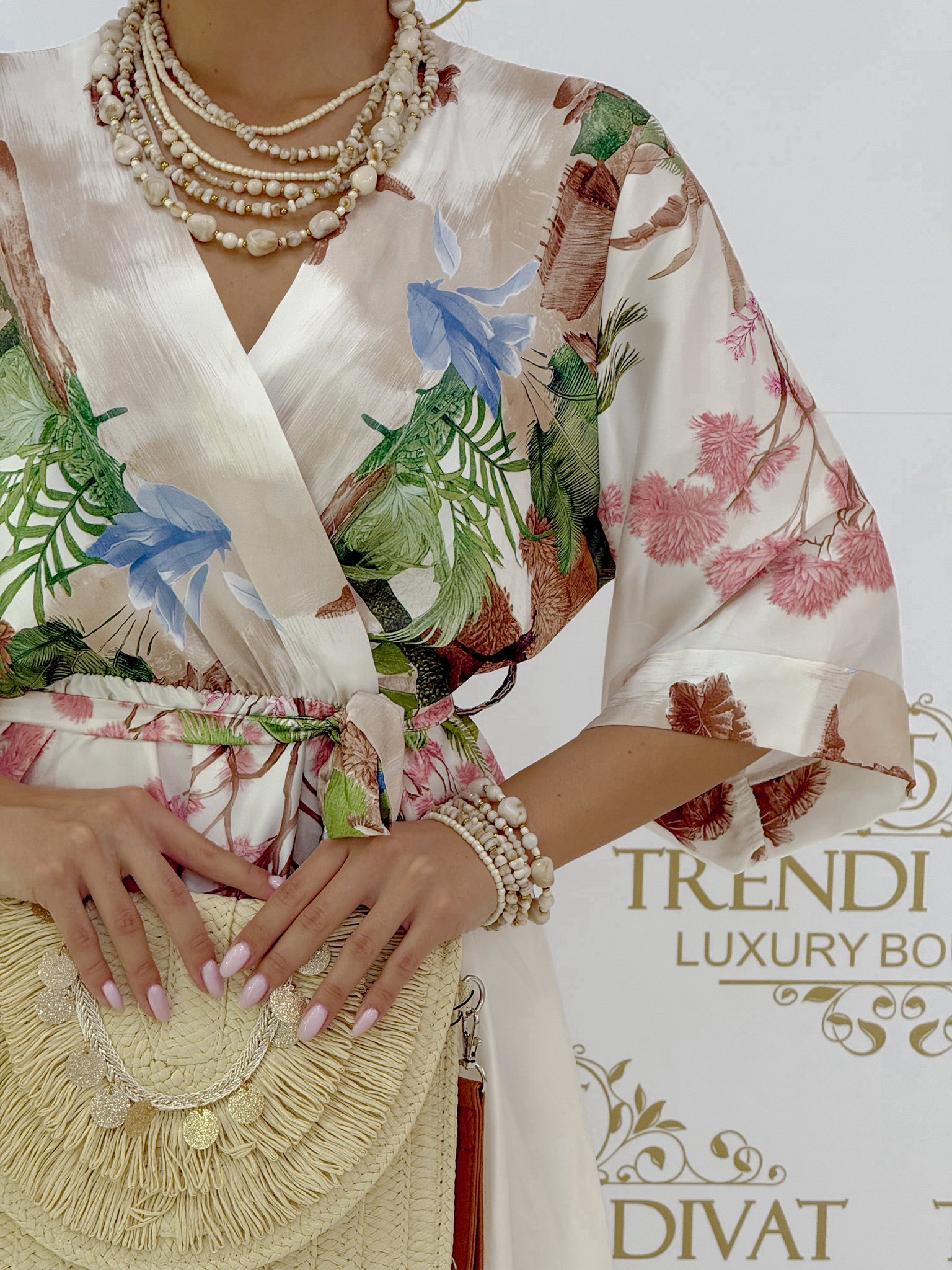 Trópusi tájképes, selyemfényű maxi ruha megkötővel - Image 2