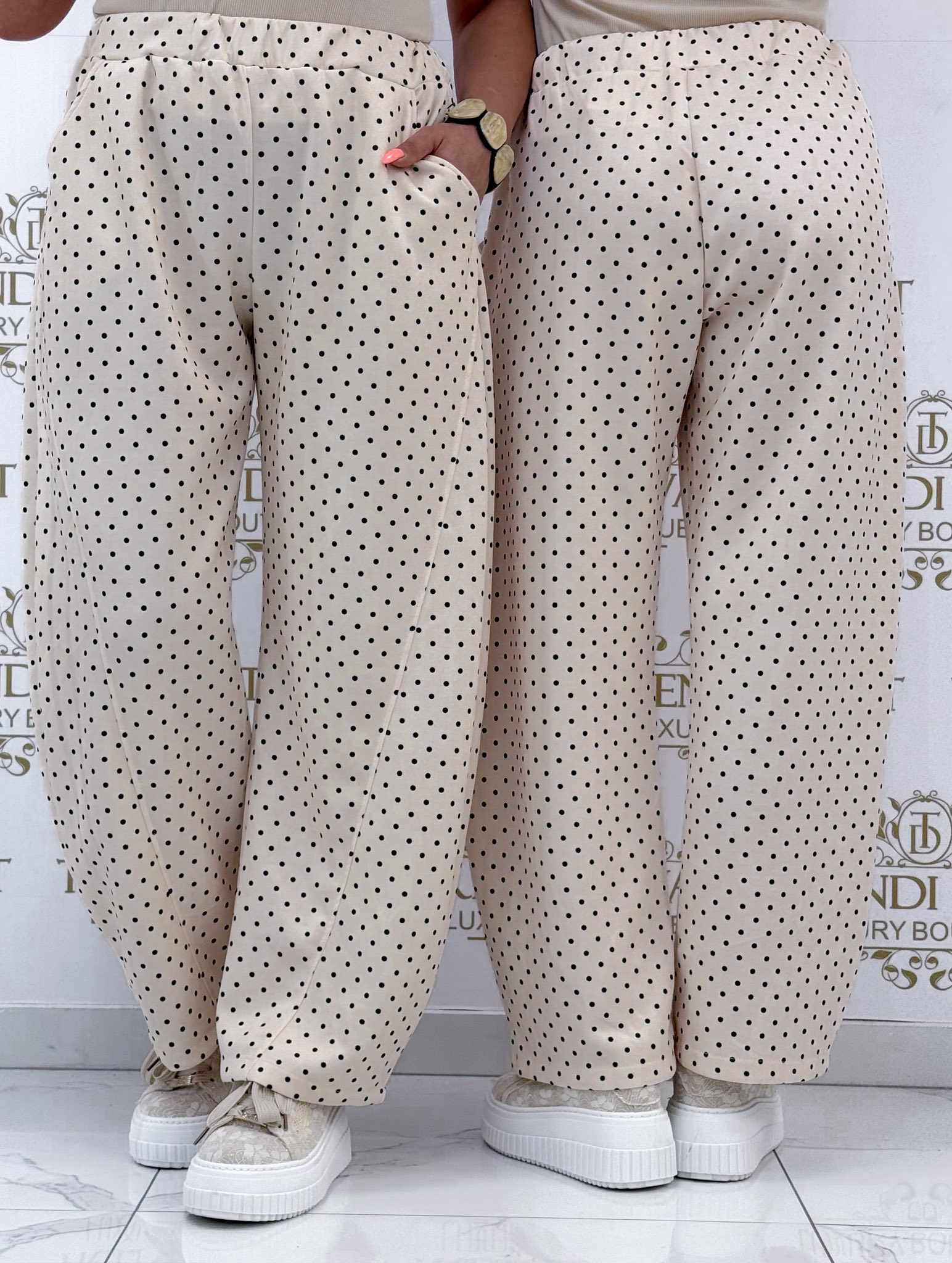 Pöttyös, gumis derekú zsebes nadrág - Image 8