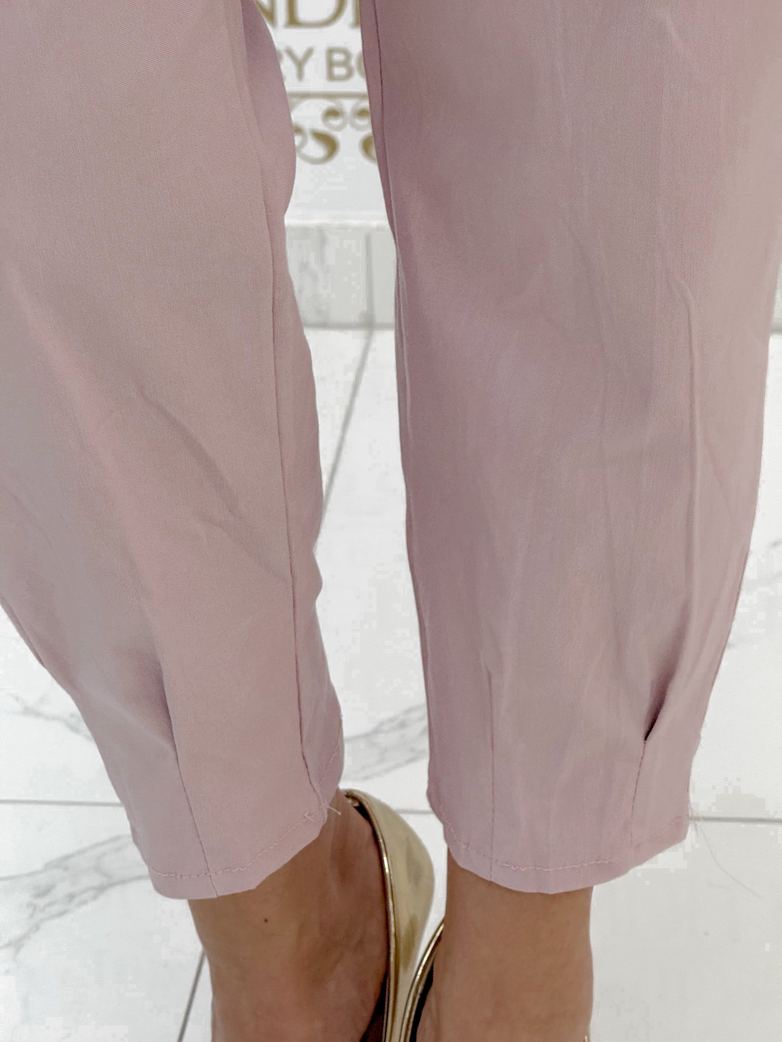 Gumis derekú, ballon fit fazonú, elasztikus vászon anyagú nadrág, selyemfényű övvel - Image 9