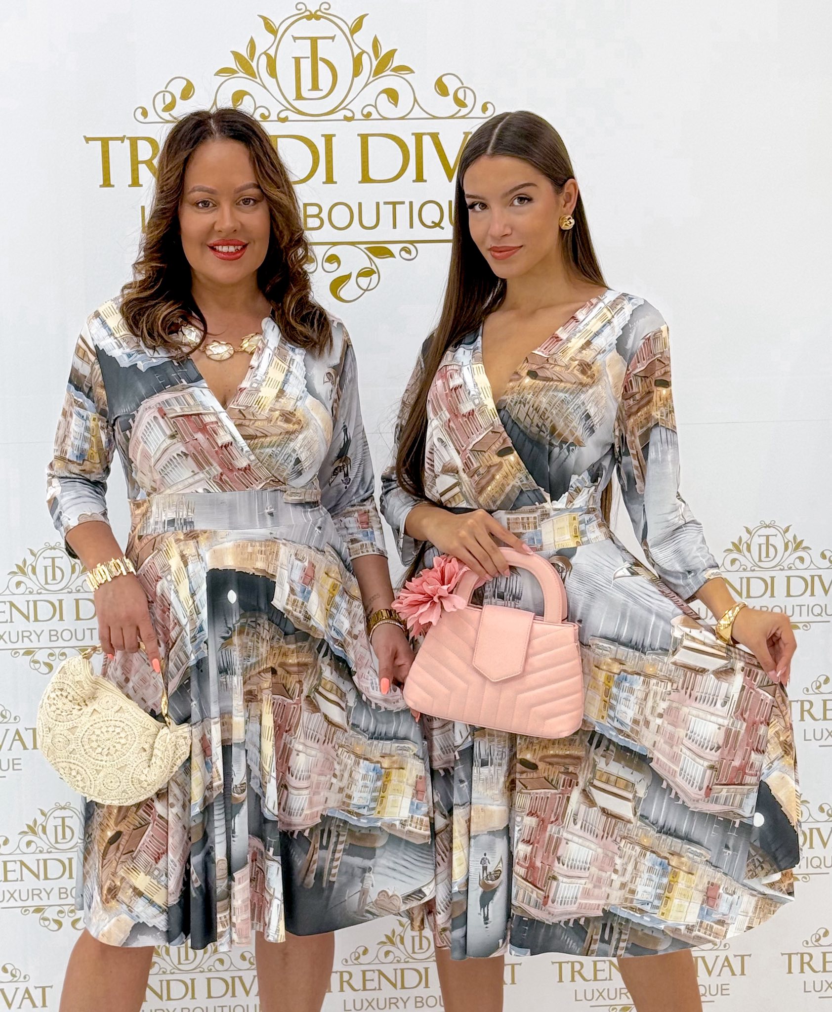 Átlapolt V-nyakú, itáliai városkép mintázatú Marilyn ruha - Image 2