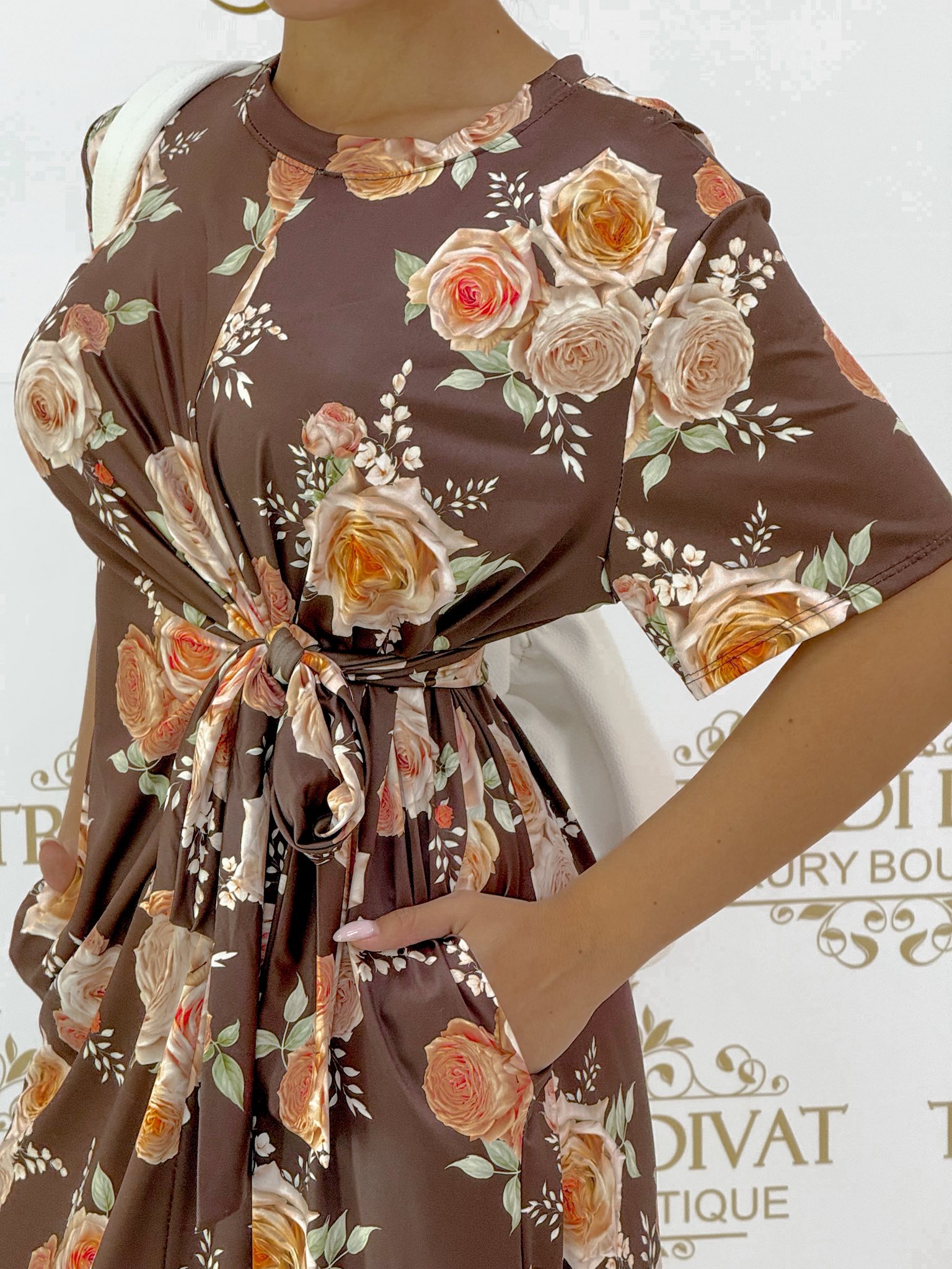 Virágmintás midi ruha, megkötős derékkal - Image 6