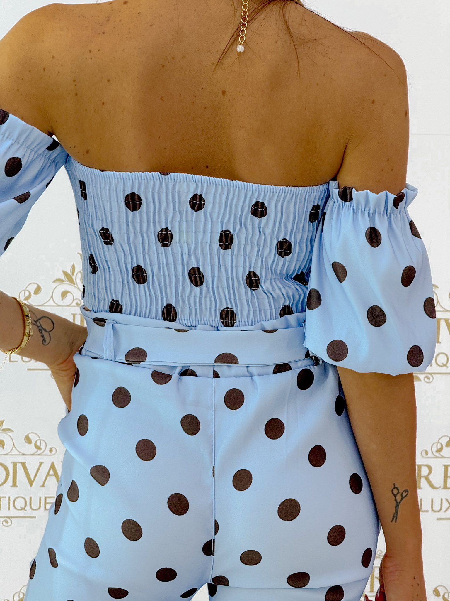 Pöttyös női szett - Vállat szabadon hagyó, puffos ujjú crop top, megkötő öves nadrággal - Image 12