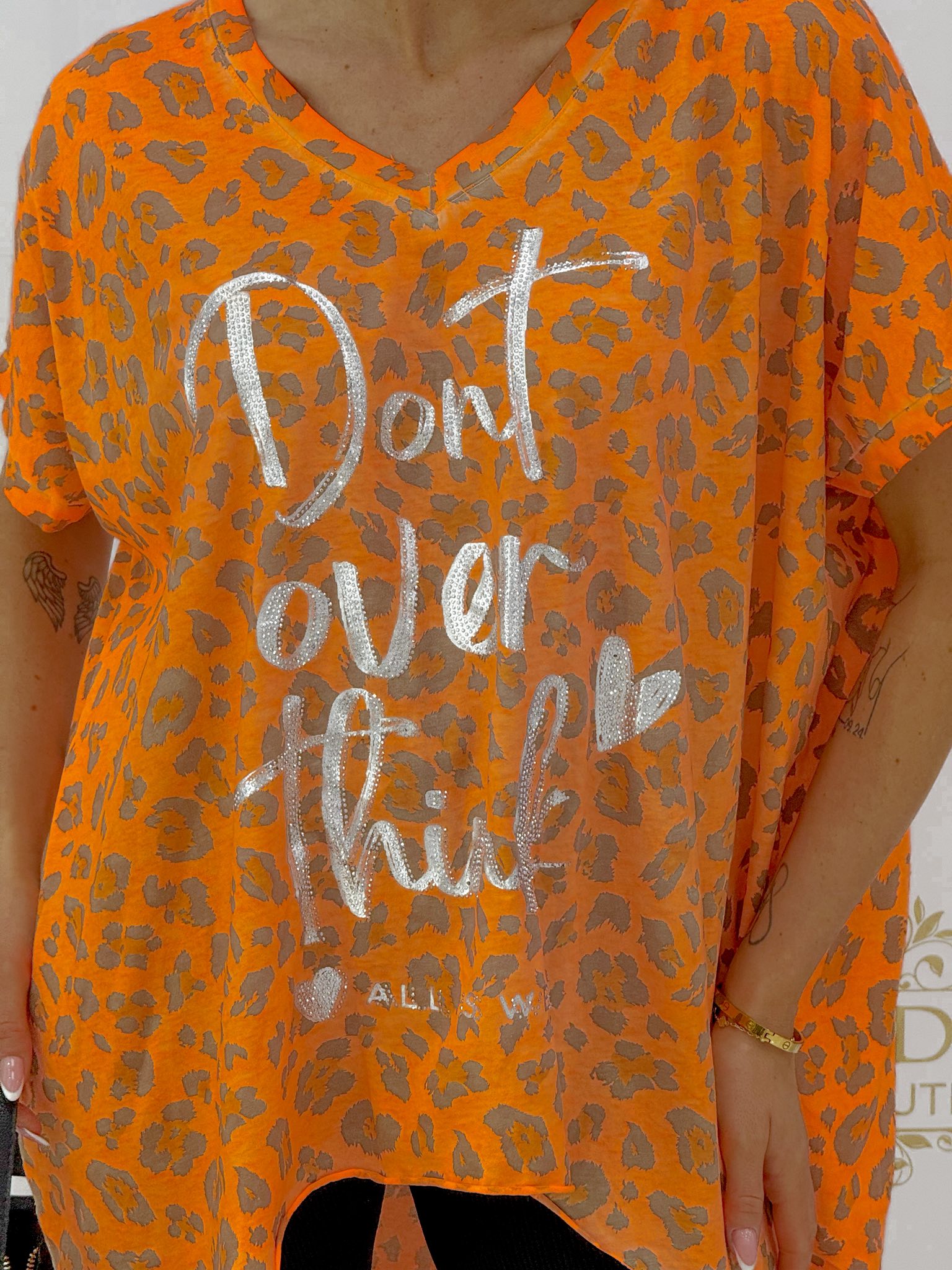 Leopárdmintás oversize női tunika, ezüst színű felirattal - Image 8