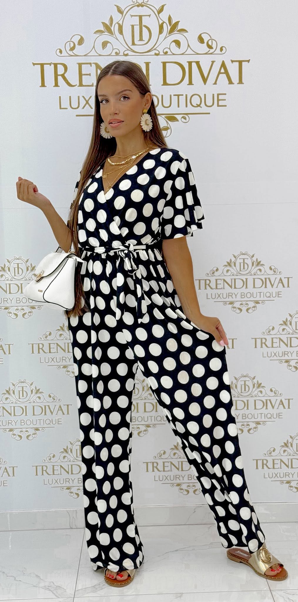 V-nyakú pöttyös mintázatú női jumpsuit – megkötős derekú nyári overall - Image 5
