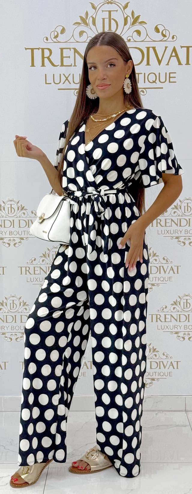 V-nyakú pöttyös mintázatú női jumpsuit – megkötős derekú nyári overall - Image 6