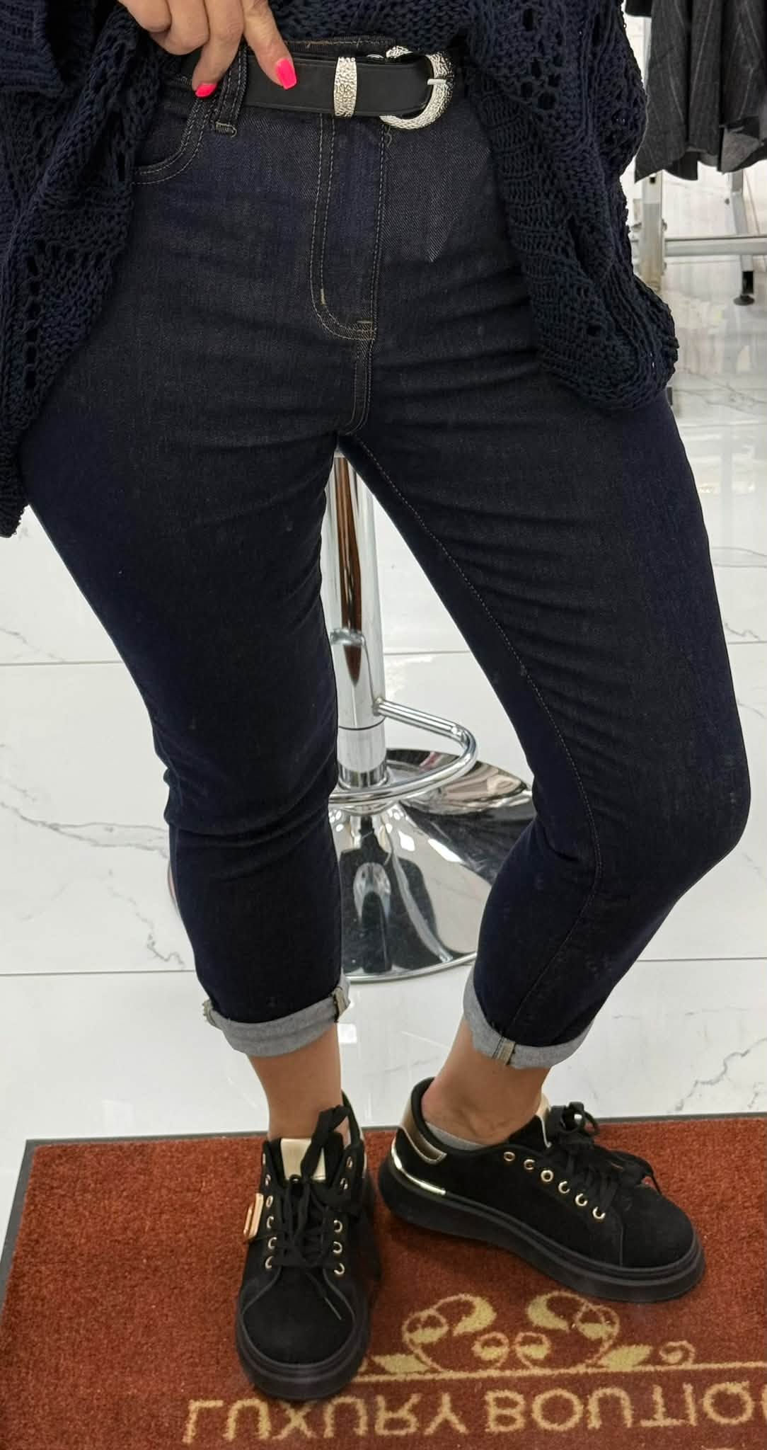 Plus size, rugalmas sötétkék slim farmer felhajtott szárral – Övvel "M1376" - Image 2